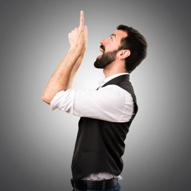 Cool adam gri arka plan üzerinde yukarı dönük