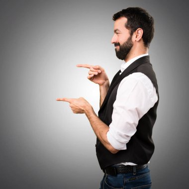 Cool adam lateral gri arka plan üzerine işaret