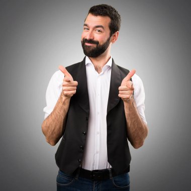 Cool adam gri arka plan üzerine açık için işaret