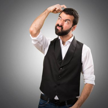 Cool adam gri arka plan üzerine şüpheleri