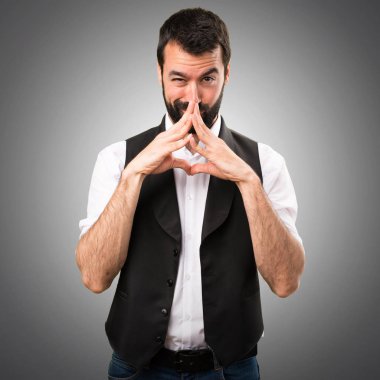 Cool adam gri arka plan üzerinde düşünme