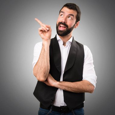 Cool adam gri arka plan üzerinde düşünme