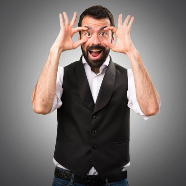 Cool adam bir şey gri arka plan üzerinde gösterilen