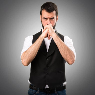 Cool adam gri arka plan üzerinde mücadele