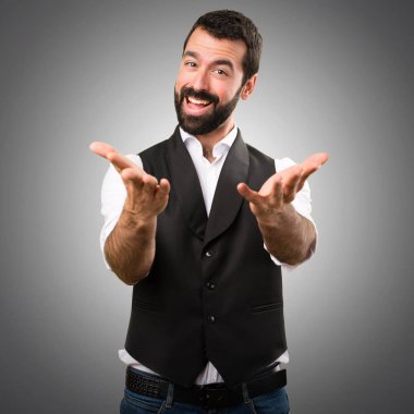 Cool adam bir şey gri arka plan üzerinde sunulması