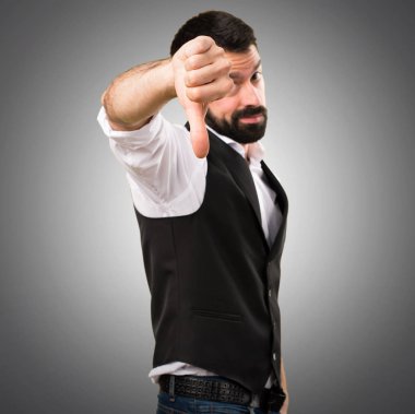 Cool adam kötü sinyal gri arka plan üzerinde yapma