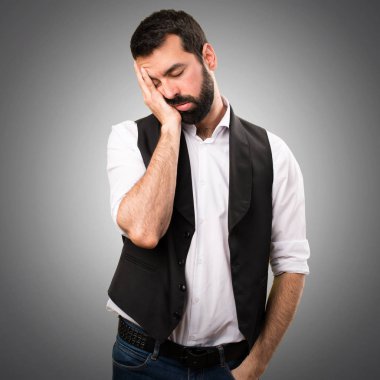 Cool adam yapma uyku jest gri arka plan üzerinde