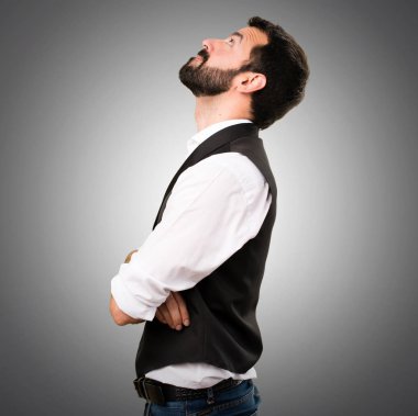 Cool adam gri arka plan üzerinde seyir