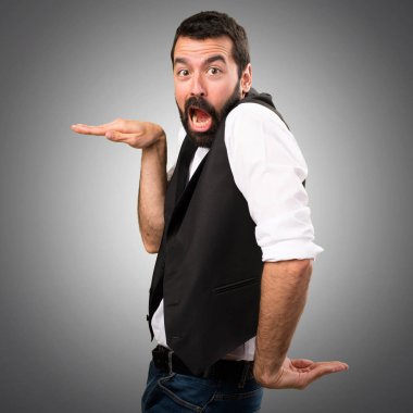 Cool adam gri arka plan üzerinde dans