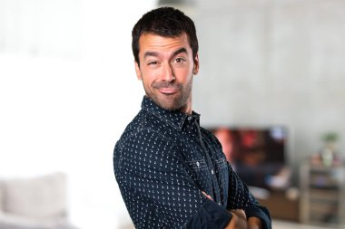 Esmer adam kollarını ile evin içinde geçti