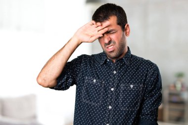 Esmer adam evin içinde ateşle