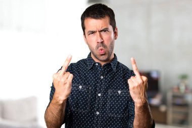 Esmer adam yapma boynuz jest evin içinde