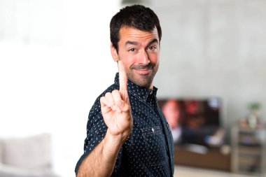 Esmer adam bir evin içinde sayma