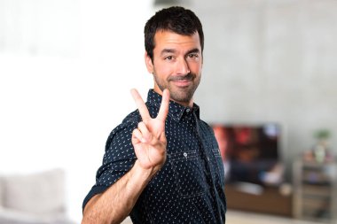 Esmer adam iki evin içinde sayma