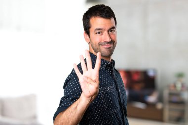 Esmer adam dört evin içinde sayma