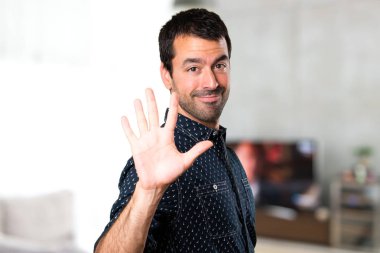 Esmer adam beş evin içinde sayma