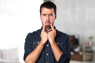 Evin içinde üzgün esmer adam