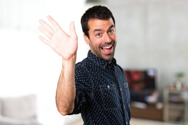 Esmer adam evin içinde selamlayan