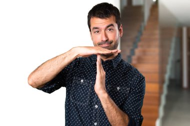 Esmer adam yapma zaman aşımı jest evin içinde