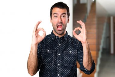 Esmer adam evin içinde oturum Tamam yapma