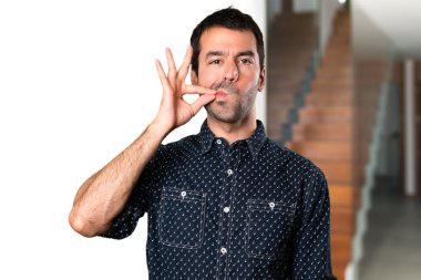 Esmer adam yapma sessizlik jest evin içinde