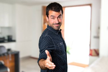 Esmer adam evin içinde bir anlaşma yapma