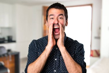 Esmer adam evin içinde bağırarak