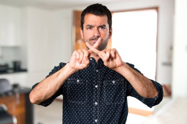 Esmer adam evin içinde hiçbir hareketi yapma