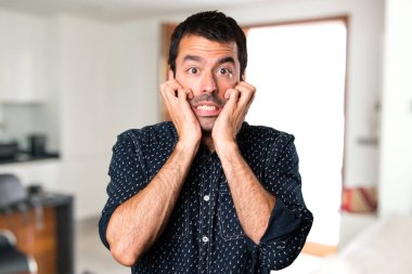 Esmer adam evin içinde korkuttu