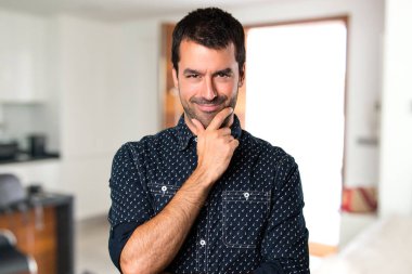 Esmer adam evin içinde düşünme