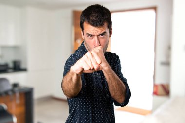 Esmer adam evin içinde kavga