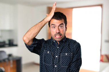 Esmer adam evin içinde şüpheleri