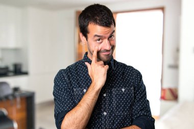 Esmer adam bir şey evin içinde gösterilen