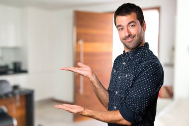 Esmer adam bir şey evin içinde sunulması