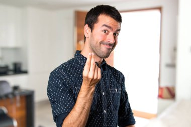 Esmer adam yapma para jest evin içinde