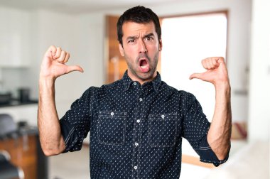 Esmer adam evin içinde kendisiyle gurur