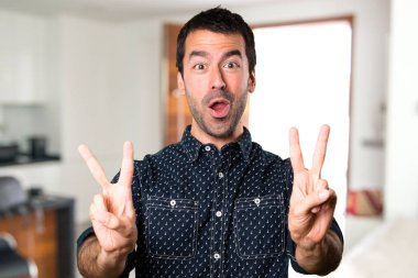 Esmer adam yapma zafer jest evin içinde