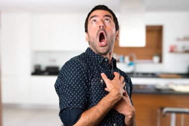 Esmer adam bakan evin içine