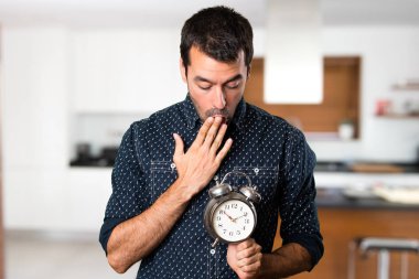 Vintage saat evin içinde tutarak şaşırmış esmer adam