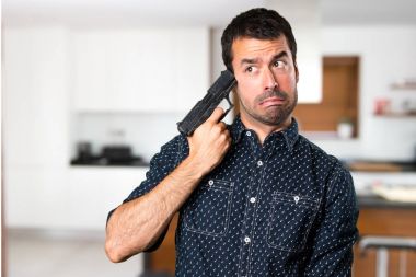 Evin içinde bir tabancayla ateş sinirli esmer adam