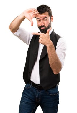 Cool adam onun parmaklarıyla izole beyaz arka plan üzerinde duruluyor