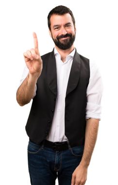 Cool adam bir izole beyaz arka plan üzerinde sayma