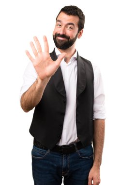 Cool adam beş izole beyaz zemin üzerine sayma