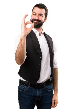 Beyaz arka plan serin adam ok işareti yapma izole