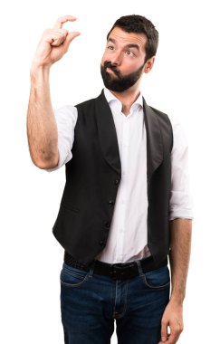 Cool adam küçük işareti izole beyaz arka plan üzerinde yapma