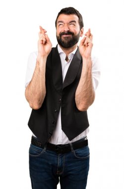 Cool adam izole beyaz arka plan üzerinde esneme