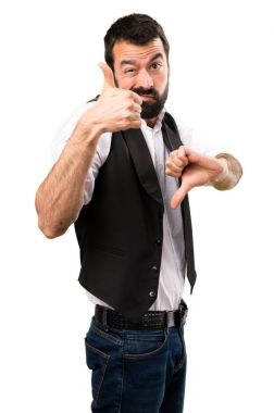 Cool adam izole beyaz arka plan üzerinde iyi-kötü işaret yapma