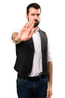 Cool adam izole beyaz zemin üzerine kırmızı yapma