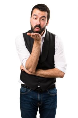 Cool adam izole beyaz arka plan üzerinde bir öpücük gönderme