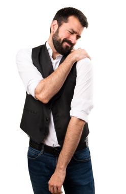 Omuz ağrısı izole beyaz zemin üzerine serin adam